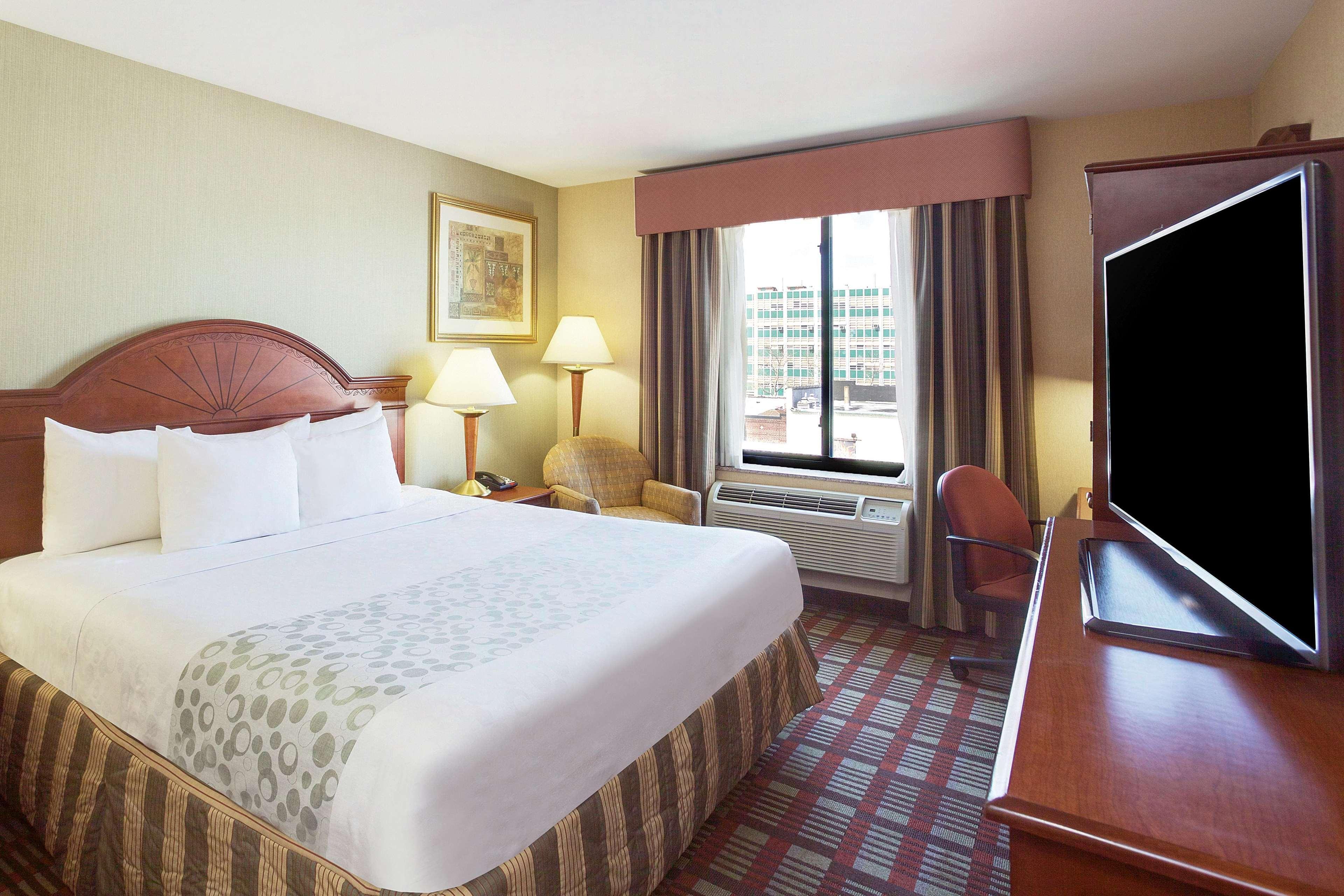 La Quinta Inn By Wyndham Queens New York Eksteriør billede