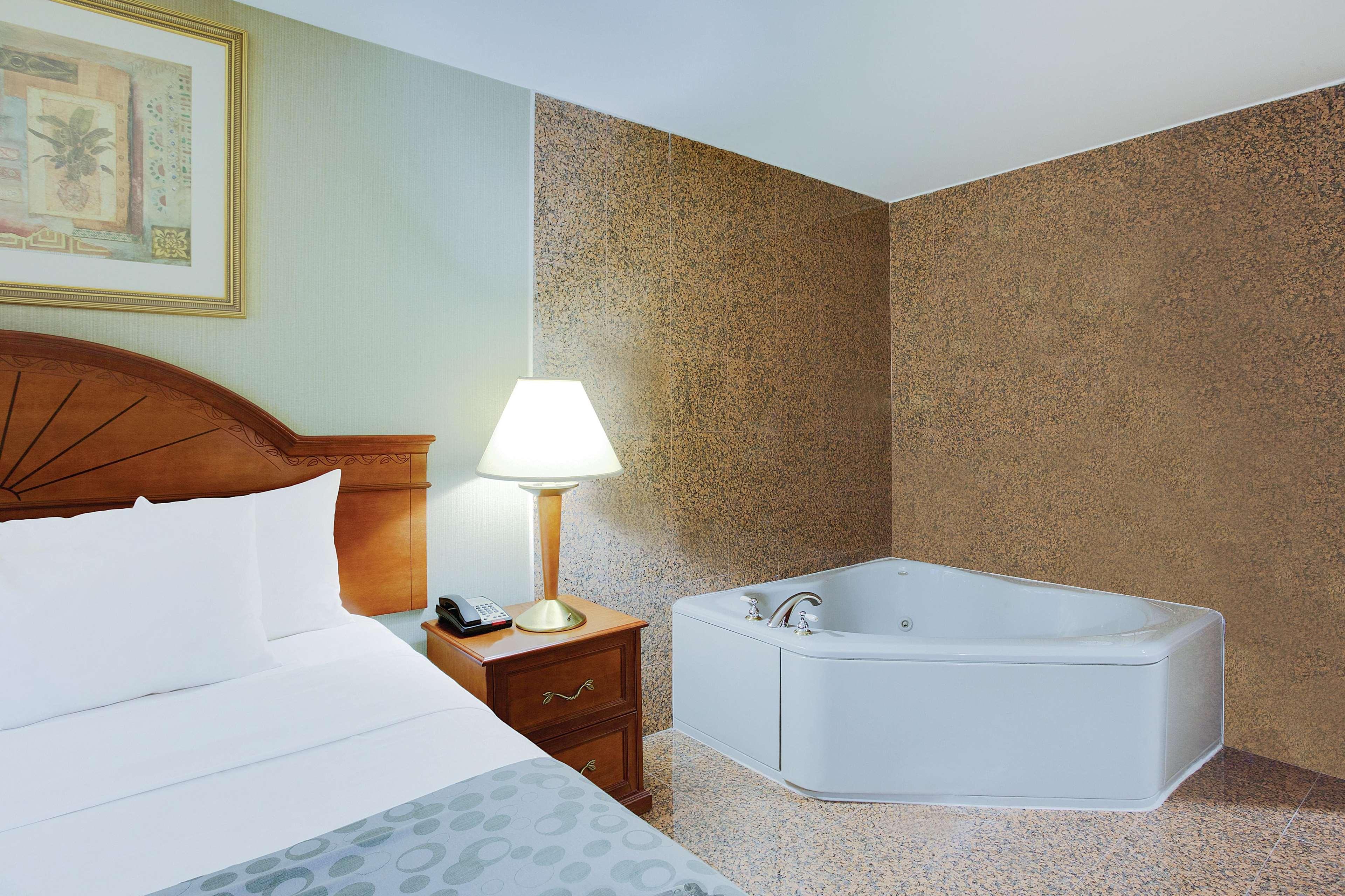 La Quinta Inn By Wyndham Queens New York Eksteriør billede